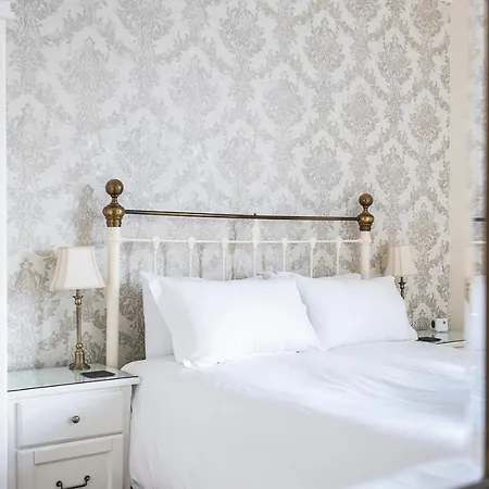 Cragwood Bed & Breakfast 4*